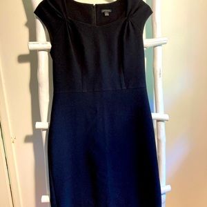 Ann Taylor Sz 4 black sheath dress w cap sleeves